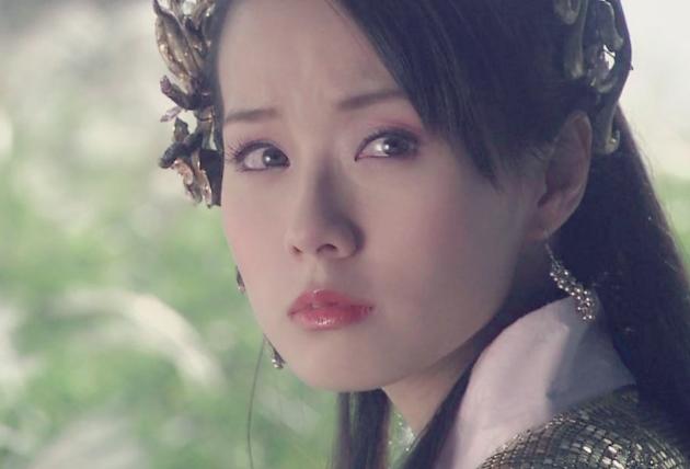 因在电视剧《宝莲灯》中饰演的丁香一角而成名;同年凭着《同心圆》