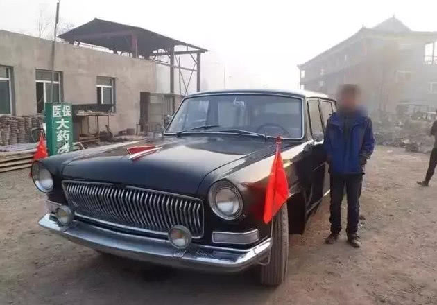 老大爷收藏珍贵红旗轿车,古典设计很威风