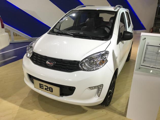 众多电动车的设计理念跟概念,中网的整体造型样式,更偏向于紧凑,雅致