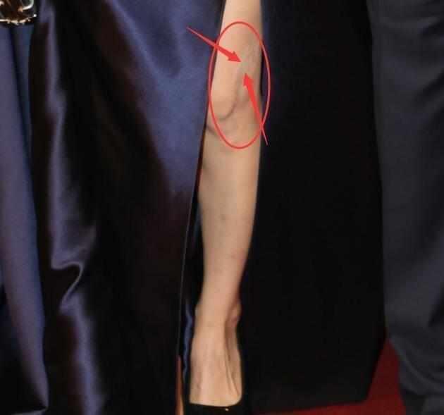 范冰冰大胆撩裙露腿根