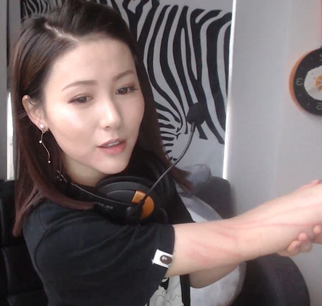 lol蛋蛋解说变身知名女装大佬"贝拉拉",然后又被打了