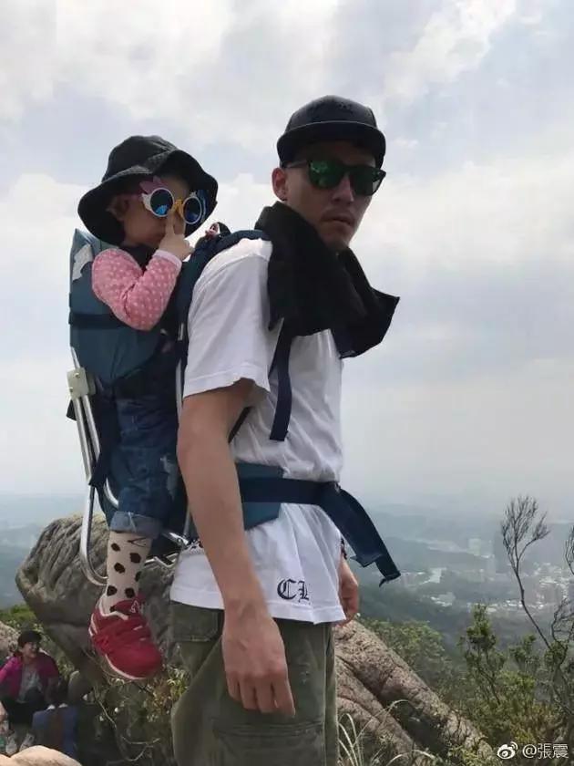 15岁提名金马奖,父亲是著名演员,和妻子恩爱多年,女儿颜值高