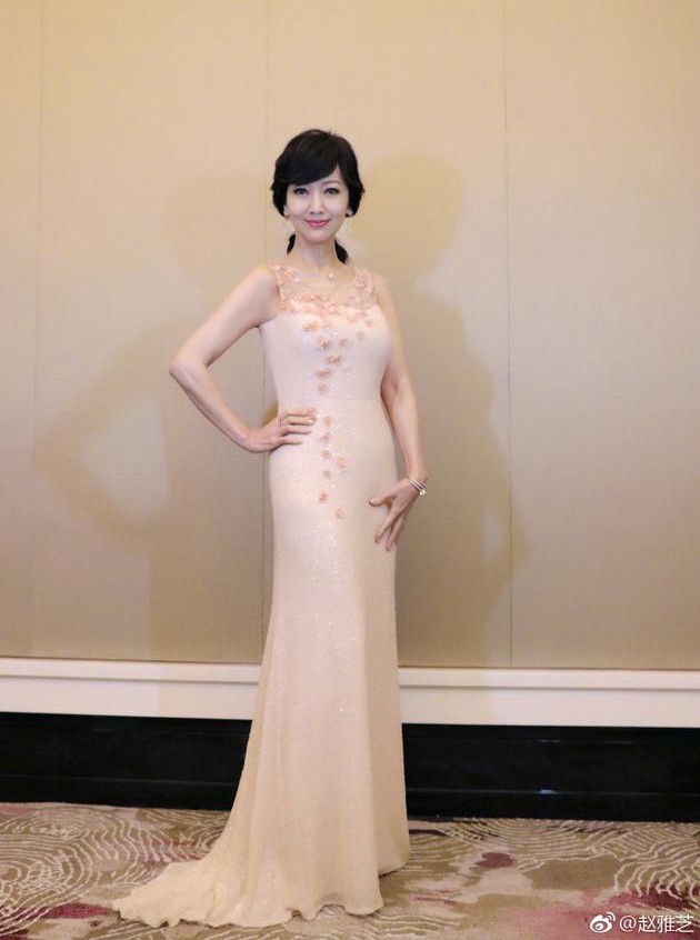 63岁赵雅芝又美了机场一双长筒高跟皮靴年轻了至少20岁