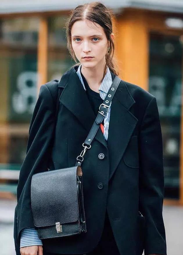 外套带来不一样的冬季潮流体验▼内搭的t恤是纯白的话,衬衫的搭配范围