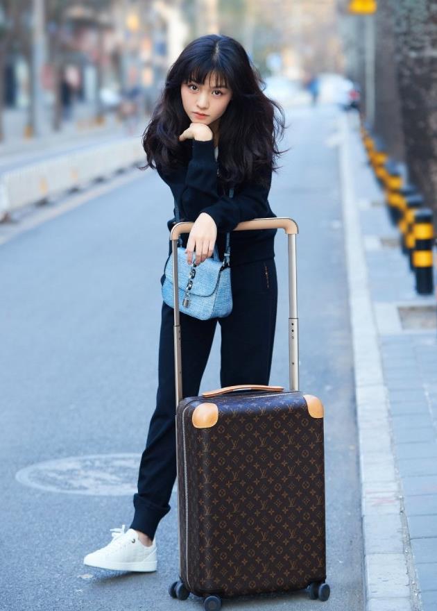 春夏亮相巴黎时装周未修图流出,腿冻成紫色,网友:刘昊然心疼吗