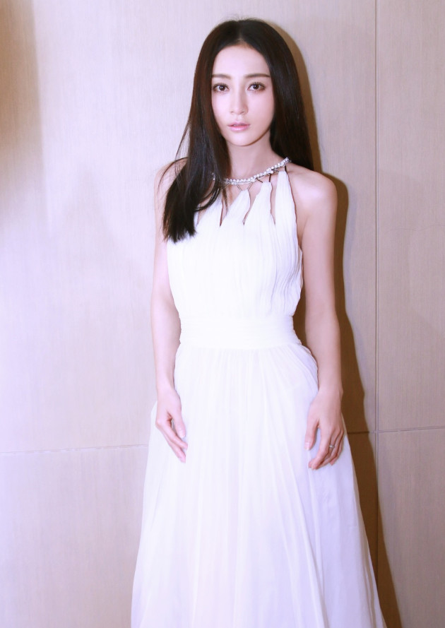 她曾是大热女星,因错恋渣男事业跌至谷底,如今重获爱情美成仙