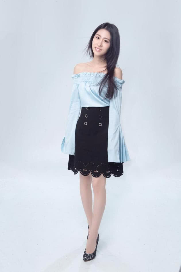 她曾经饱受非议,如今凭实力令人刮目相看,人美歌美衣品好