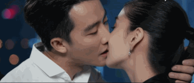 黄晓明你家baby刚生完娃,就和爆红的黄轩热吻了!