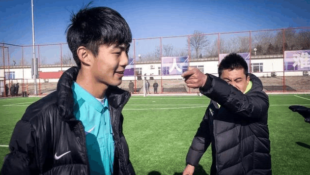 丑闻! 中国足球教练疯狂辱骂裁判全家遭重罚,