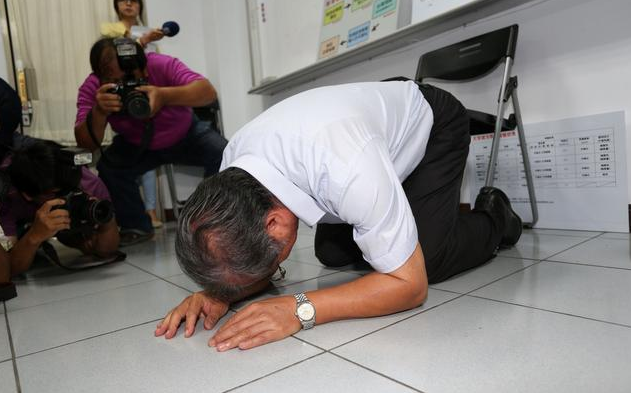 老太摔倒讹诈好心人,监控录像真相后,一家三口哭着跪地求饶!