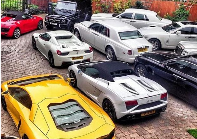 堪称人生赢家,年仅18岁身家超百亿,名下豪车众多