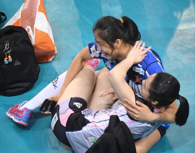 猝不及防!女排国手大秀恩爱,一把搂入怀中 公主抱,惊呆众人!