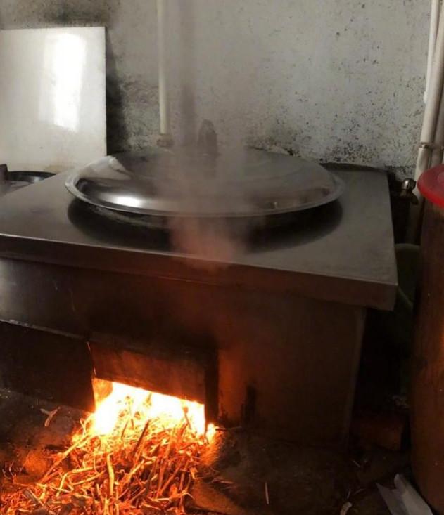 小沈阳回农村老家,在火炕上坐着吃这美食,不少东北人表示没见过