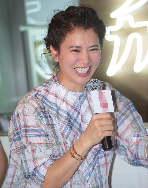 46岁袁咏仪表情失控都令人羡慕?网友:与28岁的杨颖对比不忍直视