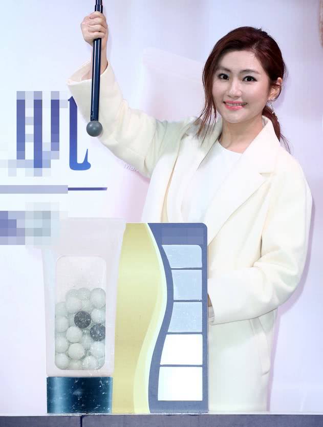 selina任家萱亮相活动网友感叹岁月是把杀猪刀