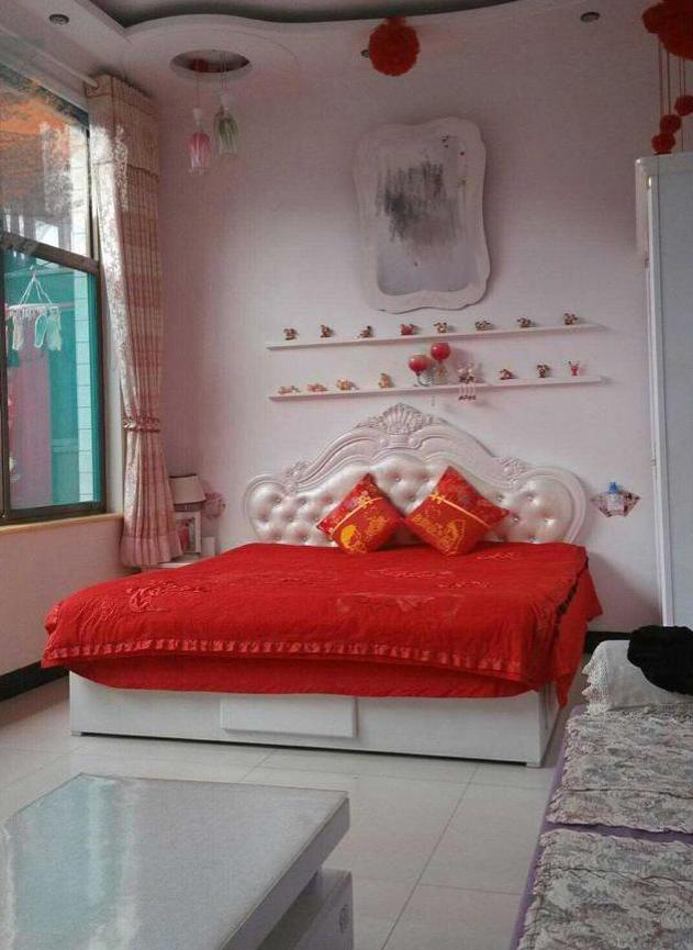 喜庆的农村婚房,四合院的布局,很喜欢门前的大院子!