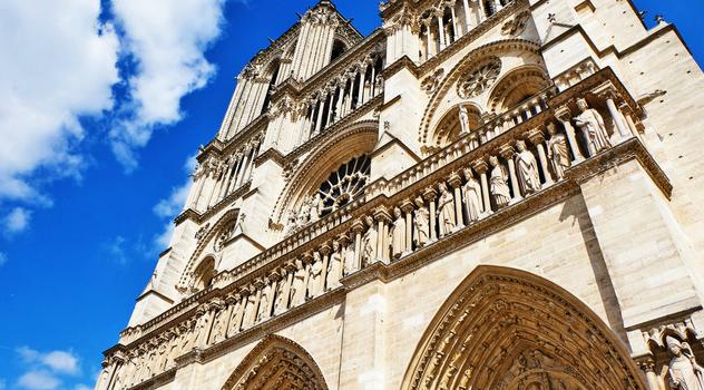 巴黎圣母院大教堂是一座位于法国巴黎市中心,西堤岛上的教堂建筑,也是