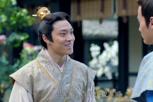 他是《战长沙》中的莫小弟,眼神犀利,忠心耿耿.