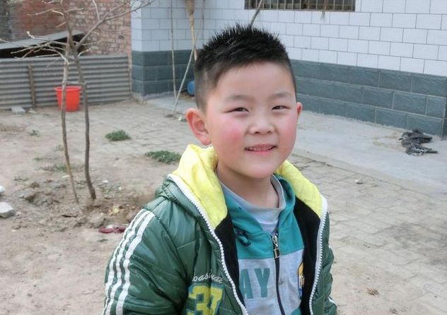 肖皓五岁时,父亲带来了一个女人和一个十岁的女孩,就是他的继母和姐姐