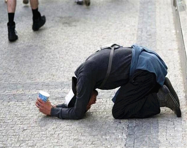 老总去世亿万家产全给养女亲儿子得副破手套行乞5年方知缘由