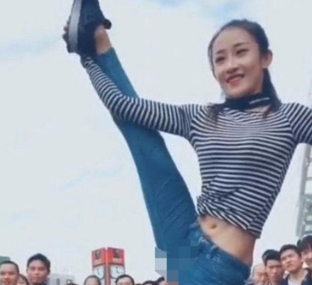 姑娘街头表演劈叉,没想到下一秒,让人有点尴尬呀!