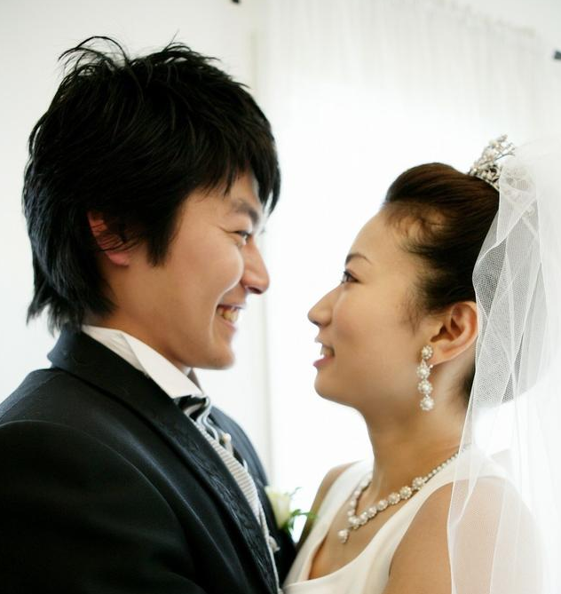 我二婚带着孩子,老公坚持娶我,听到他和婆婆对话我泪如泉涌