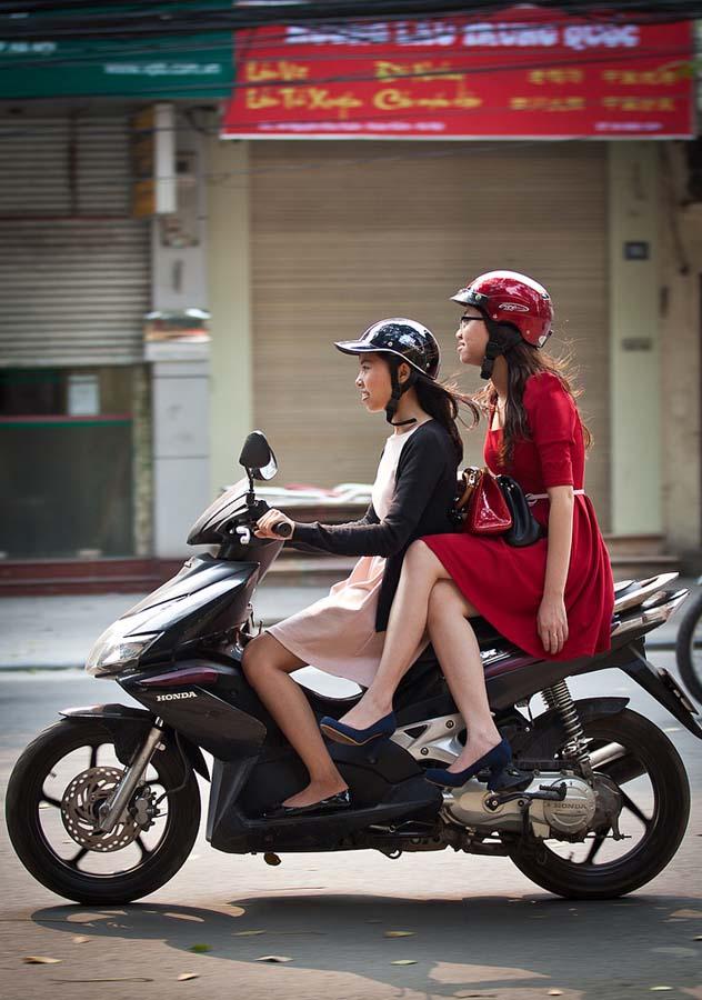 越南是个摩托车的王国,越南也是个美女如云的国度.