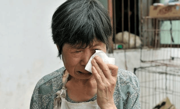 护士产房报喜, 婆婆不喜而流泪, 听到婆婆哭诉, 医护人员十分意外