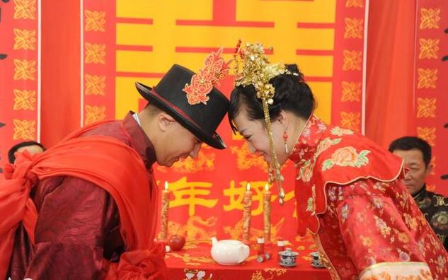 哥们结婚我给一千红包,我乔迁他给个大红包,打开后我哭笑不得