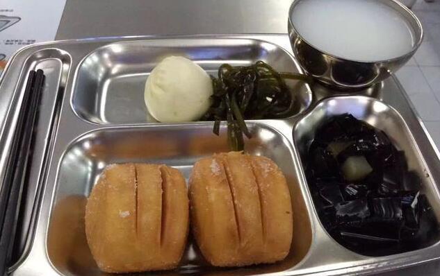 走进交警的食堂,看交警姐妹吃的一日三餐,吃的还不错哦!