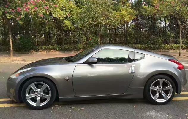 小伙30万买辆二手跑车,比宝马z4还拉风可一个细节逗笑朋友