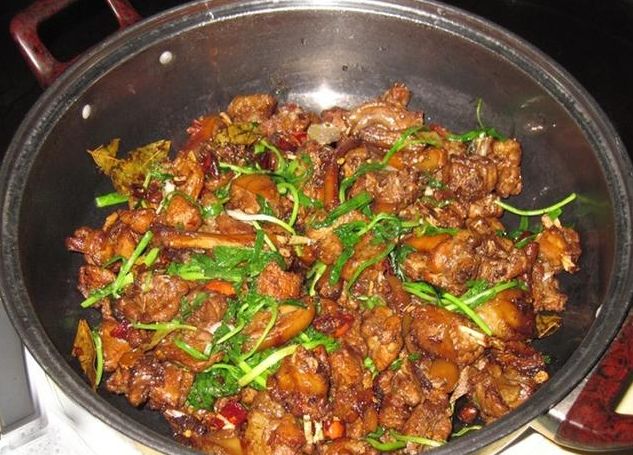 广西甘蔗丰收时节田鼠最肥美时候做了一锅黄焖田鼠有谁想吃