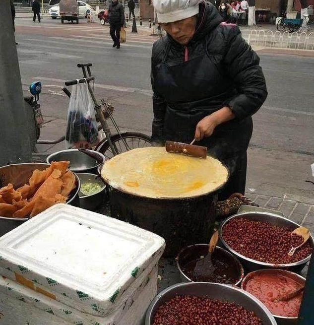 阿姨卖这种煎饼果子,口感层次分明,20元一份,每天顾客排长队