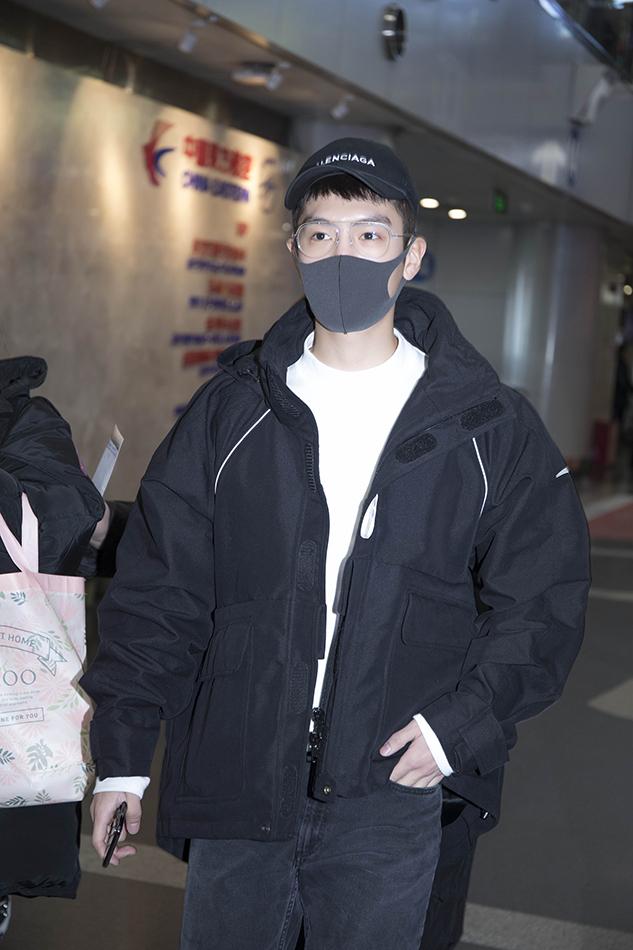 盛一伦黑白配穿搭现身机场 简约低调率性行走