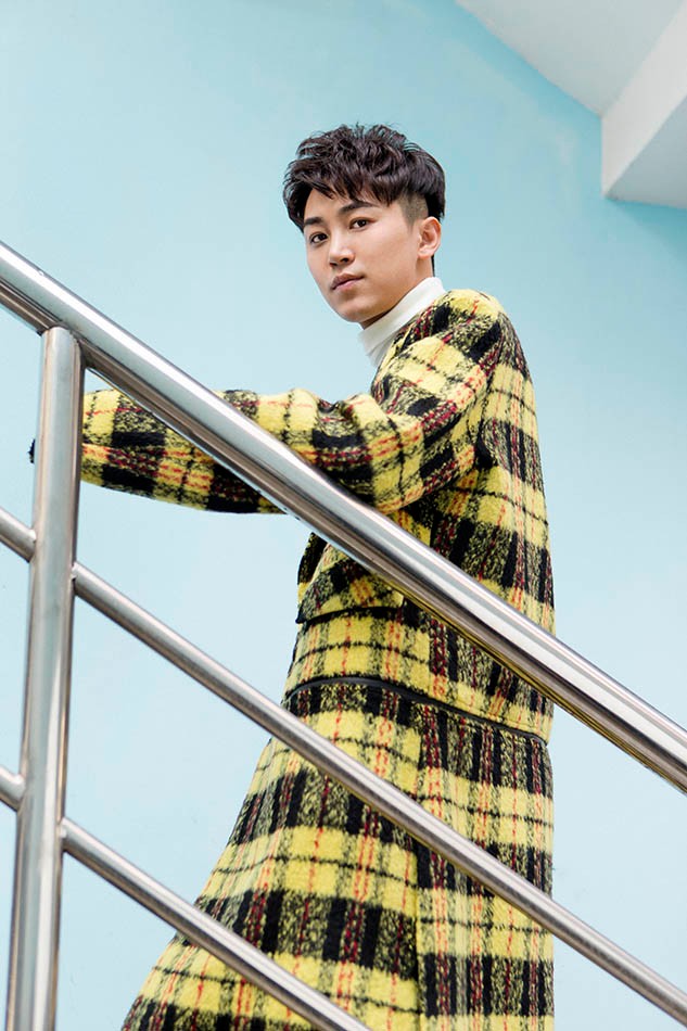 代超最新写真气质优雅 黄格大衣诠释摩登总裁范|代超