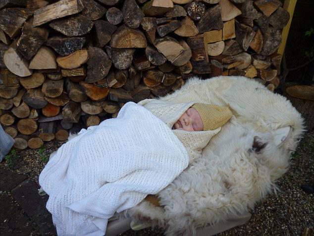 将婴儿放在寒冷的树林中睡觉,父母:能让孩子更加健康!