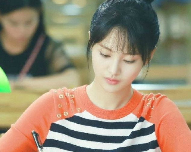 女星低头写字的样子,郑爽文静关晓彤最像,网友却说最喜欢第四个