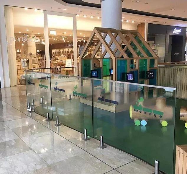 的管理层了解之后, 最近刚刚完成了儿童游戏区的改造,增设了玻璃围挡