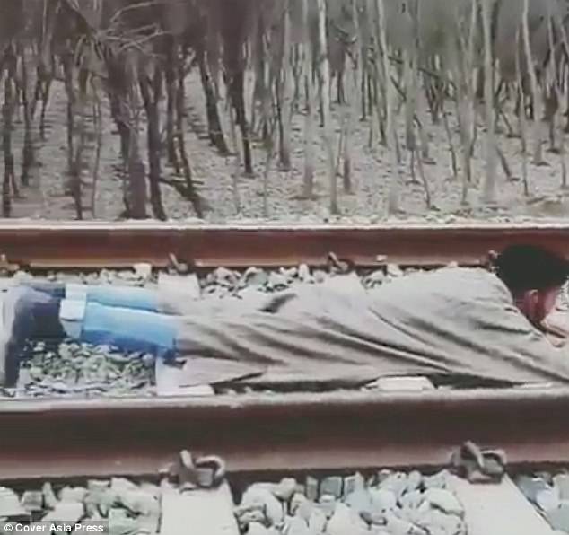 印度大学生作死卧轨感受火车呼啸而过快意,起身后振臂高呼