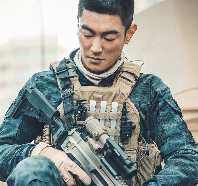 这次杜江在《红海行动》饰演海军副队长徐宏,他用自己精湛的演技把