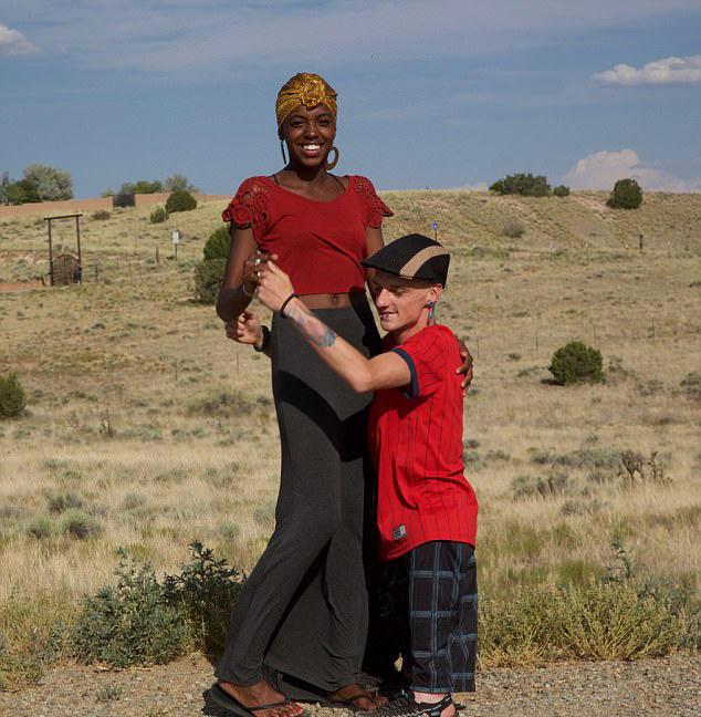 侏儒男天生没有大腿,身高1.37米,娶了一个1.7米的黑人老婆