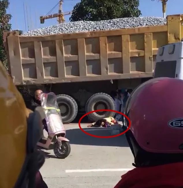 在霞浦赤岸大道靠近和盛家园路段发生一起严重交通事故——一名女子