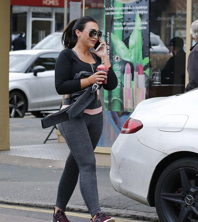 劳伦·古杰穿着紧身裤搭配运动文胸,手里还端着一杯鲜果汁劳伦·古杰