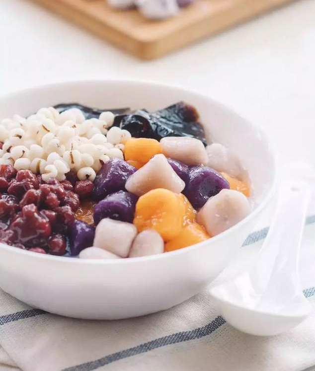 冬夜里的暖胃甜品——红豆芋圆仙草西米露!