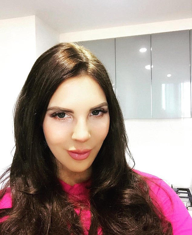 在整容之前被人嘲笑为丑女人整容后不久便遇到了真爱