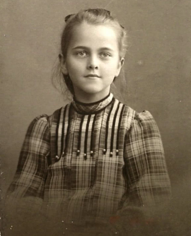 来自德国明信片上的少女,她们的发髻和穿着到极具日耳曼民族的特色