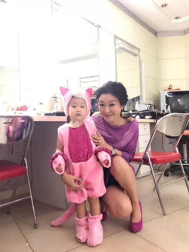 央视主播王小骞晒全家近照,与老公恩爱19年,3岁女儿甜美可爱