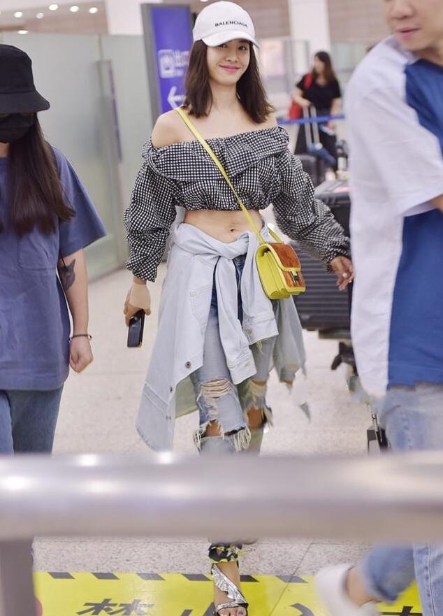 蔡依林穿露脐装年轻了不止十岁,林允儿穿t恤配裙子肤白貌美