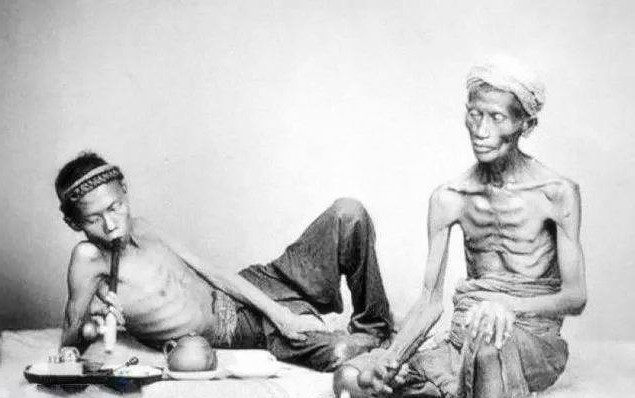 晚清吸食者,男子骨瘦如柴,女子任人玩弄!吸食鸦片危害有多大