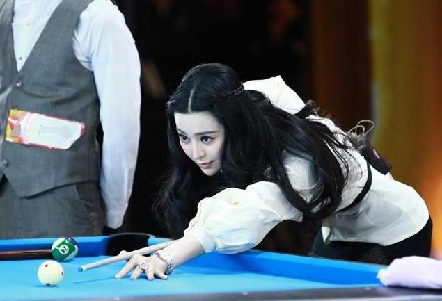 女星偏爱打台球,郑爽好甜蜜,热巴很标准,你看许仙打的怎么样?